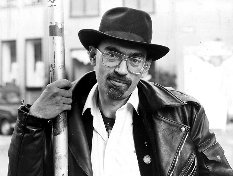 Brand. De litterære klassikere, de eksperimenterende digte, novellerne og avisklummerne samt senere også de håbløse interview med Lou Reed og William Burroughs - det er alt sammen med i 'DT - En krønike om Dan Turéll og hans tid'. 