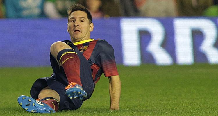 Skadet. Det er tredje gang i denne sæson, Messi har problemer med låret. 