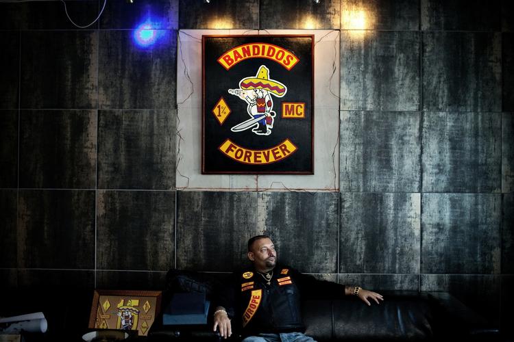 Bandidos. Det undrer et flertal i Folketinget, at Bandidos udbrydere sidder sammen med deres tidligere rockervenner fra Bandidos i flere sjællandske arresthuse. De vil have justitministeren ind i sagen. 
