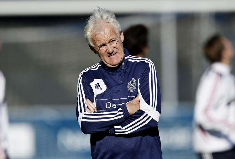 Olsen. Mon ikke landstræneren kan finde frem til 11, der kan spille på fredag? 