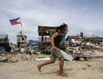 Altødelæggende. I Filippinerne anslås tyfonen Haiyan at have påvirket mindst to millioner mennesker og dræbt op mod 10.000. Tyfonen gik tidligt mandag morgen lokal tid i land i Vietnam, og allerede nu beretter Vietnams statsradio om mindst 13 dødsfald blandt vietnameserne forårsaget af Haiyan. 