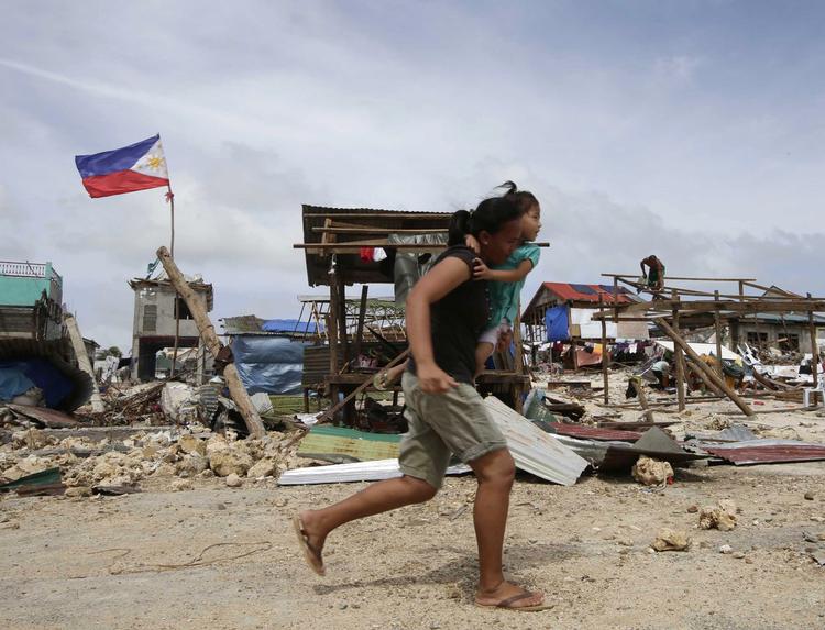 Altødelæggende. I Filippinerne anslås tyfonen Haiyan at have påvirket mindst to millioner mennesker og dræbt op mod 10.000. Tyfonen gik tidligt mandag morgen lokal tid i land i Vietnam, og allerede nu beretter Vietnams statsradio om mindst 13 dødsfald blandt vietnameserne forårsaget af Haiyan. 