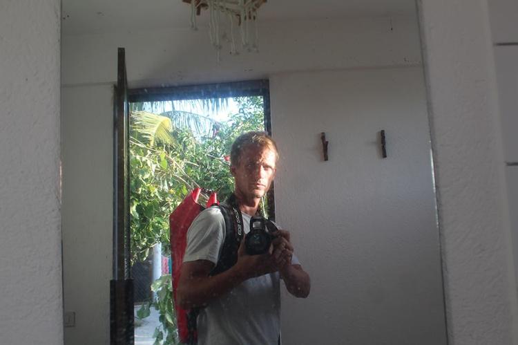 Tyfonoffer. Kenneth Adelsten arbejder med tre andre danskere på et feriested på den lille ø Chindonan, der blev totalsmadret af tyfonen Haiyan. De har fået repareret deres båd, så de ikke længere er fanget på øen, og nu arbejder de på at skaffe forsyninger til tyfonens ofre. 