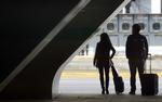 Ventetid. Hvordan kommer man nemmest og med mindst bøvl fra lufthavn til hotellet på storbyferien? En shuttle bus kan være løsningen. 
