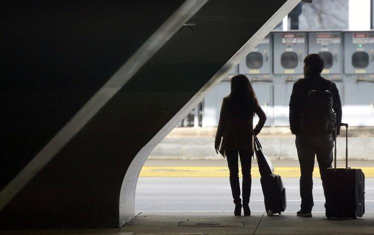 Ventetid. Hvordan kommer man nemmest og med mindst bøvl fra lufthavn til hotellet på storbyferien? En shuttle bus kan være løsningen. 