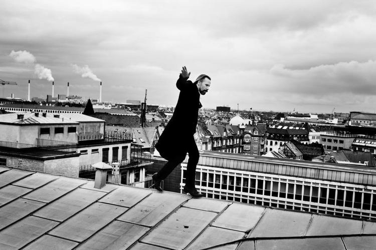 Linedans.To minutter efter at dette foto var blevet taget, dukkede en mand op på en altan på den anden side af gården: »Er I sindssyge? Kan I komme ned!«, råbte han. »Vi er færdige, vi går nu«, beroligede Steen Jørgensen ham, hvorefter han dæmpet tilføjede: »Nå. Det var så tagpolitiet«. 