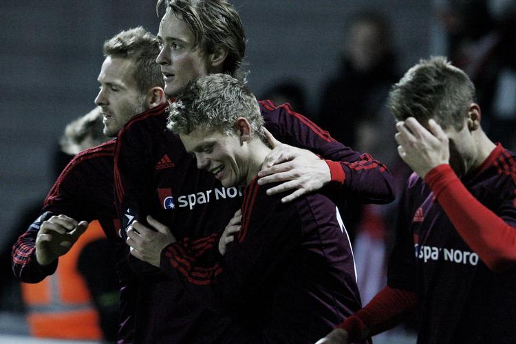 Sejr. AaB-spillerne jubler, efter at fødselsdagsbarnet Kasper Kusk har scoret et af sine tre mål i aftenens superligakamp, som. Aab vandt med 4-1 på udebane over Randers FC. - Foto: 
