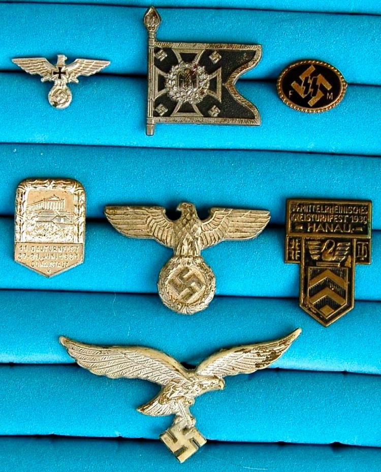 trofæ. Den danskfødte amerikanske soldat Alfred Nielsen sørgede for at sende et stort antal ting, som var taget fra fjenden, hjem til Connecticut. Blandt andet nazistiske emblemer. 