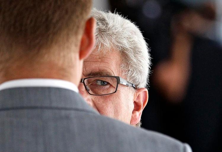 moral. Skatteminister Holger K. Nielsen vil opruste skattemoralen gennem et nyt etisk skatteudvalg, hvor myndigheder og skatterådgivere sammen udvikler et etisk kodeks for al dansk skatterådgivning. 