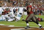 mobning. Tampa Bay Buccaneers fik holdets første sejr i denne sæson, da skandaleramte Miami Dolphins blev sendt hjem med et nederlag. 