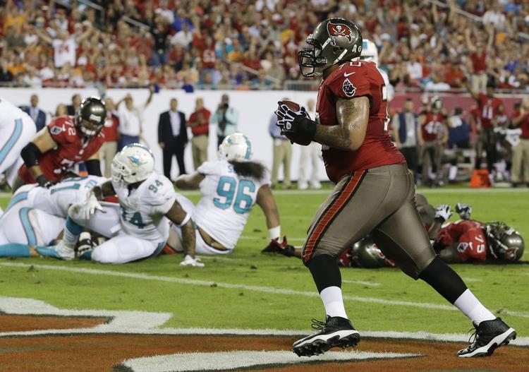 mobning. Tampa Bay Buccaneers fik holdets første sejr i denne sæson, da skandaleramte Miami Dolphins blev sendt hjem med et nederlag. 