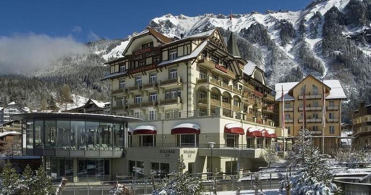 Velvære. Det trestjernede hotel har spa og wellness, bl.a. med et stort 33 grader varmt saltvandsbassin. 