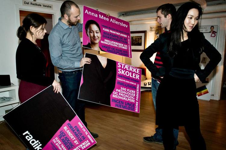 <cutline_leadin>Frivillige.</cutline_leadin> Anne Elizabeth Kamstrup (tv.) og Toke Helmø er gået ind i valgkampen på integrations- og beskæftigelsesborgmester Anna Mee Allerslevs side og står som kampagneledere blandt andet for nye valgplakater. <fotograf>Foto: Katinka Hustad</fotograf> 