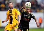 mentalt. Brøndbys Lebogang Phiri (th) var med på holdet, da Brøndby reddede livet i den bedste række i kampen mod Horsens i sidste sæson. I denne sæson er det blevet til færre kampe for talentet. 