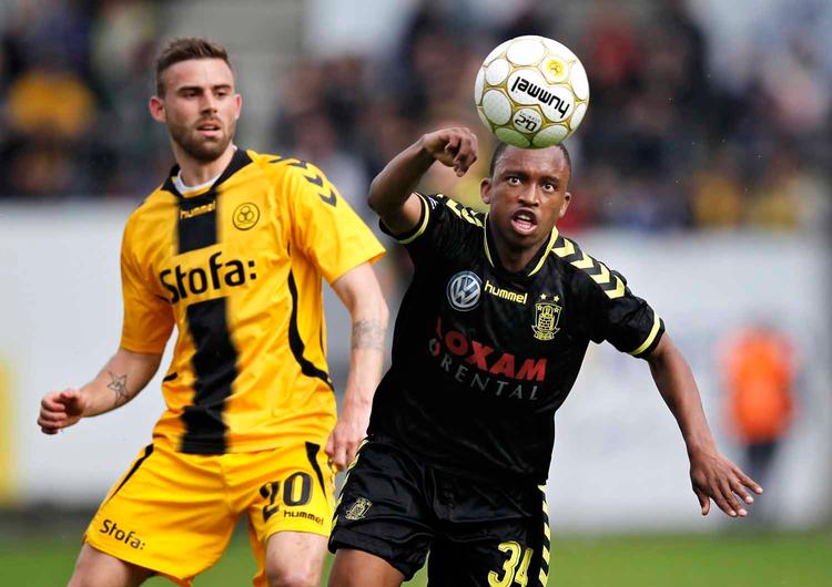 mentalt. Brøndbys Lebogang Phiri (th) var med på holdet, da Brøndby reddede livet i den bedste række i kampen mod Horsens i sidste sæson. I denne sæson er det blevet til færre kampe for talentet. 