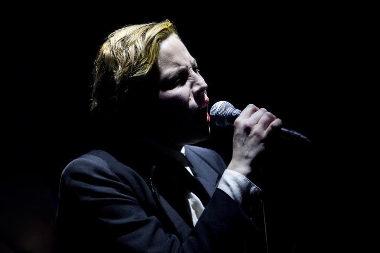 Sangerinde. Koncerten bar overordentligt meget præg af sangene fra Wilsons tredje album, 'Demand The Impossible!', der udkom for nylig 