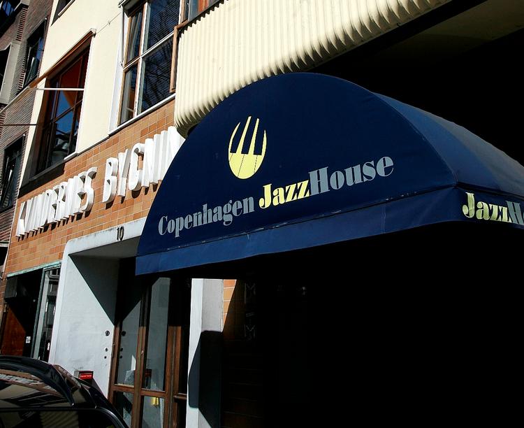 Nyt. Et opretstående piano, guldhimmel og leopardbetrukket barstol bliver den faste møblement på Jazzhouse' nye scene. Foto: Finn Frandsen. 
