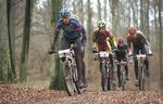 samarbejde. Landevejsryttere kører mountainbike-løb i Grib Skov. Rolf Sørensen bagest, Bo Hamburger i midten, Danny Johansson nr. 6 og Michael Rasmussen nr. 7  er i førergruppen. 