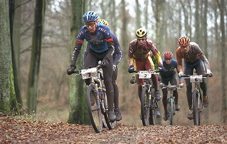 samarbejde. Landevejsryttere kører mountainbike-løb i Grib Skov. Rolf Sørensen bagest, Bo Hamburger i midten, Danny Johansson nr. 6 og Michael Rasmussen nr. 7  er i førergruppen. 