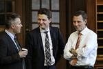 Udlændingeregler. »Hykleri«, kalder Socialdemokraternes udlændingeordfører, Ole Hækkerup (i midten) Lars Løkkes Rasmussens udmelding om, at udlændinereglerne skal strammes. Hækkerup står sammen med Henrik Sass Larsen (tv.) og Nick Hækkerup. - Foto: 