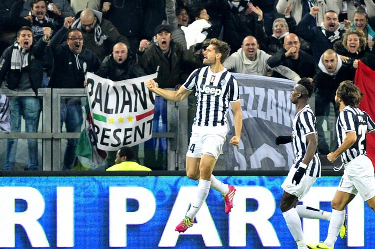 3-0. Juventus vandt topkampen mod Napoli, men tilhængerne opførte sig ikke ordentligt, så det koster på tribunerne. 