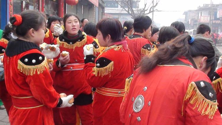 Mothers. Der er gratis lykkekager og ginger candy, hvis du køber billet til filmen Mothers på fredag. 