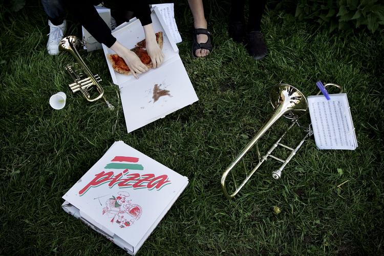 Fluorstofferne diPAP, som bruges i pizzabakker, burgerpapir og bagepapir, kan ifølge forskere give kræft og er under mistanke for at være hormonforstyrrende. 