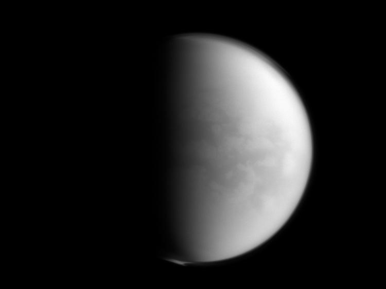 Titan er Saturns største måne og den eneste i solsystemet, der har skyer og en atmosfære. Den har en diameter på 5.130 kilometer og kredser om planeten i en afstand af 1.221.850 kilometer. 