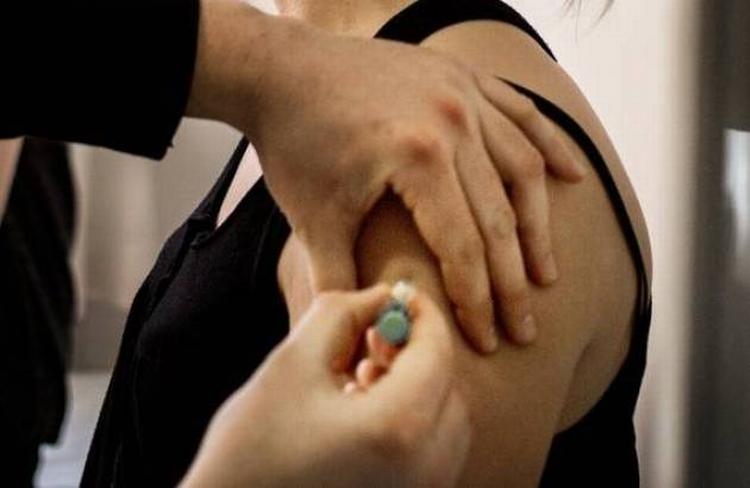 Stik. Piger og kvinder tilbydes gratis HPV-vaccination, mens det koster cirka 3.000 kroner for drenge og mænd at blive vaccineret. 