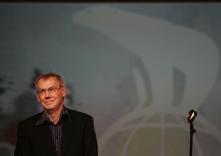 Svær. Filmen har været længe undervejs og er kun blevet til, fordi Malmros hustru har givet ham lov til at fortælle parrets tragiske fortid. Og nu vil Malmros pensioneres. 