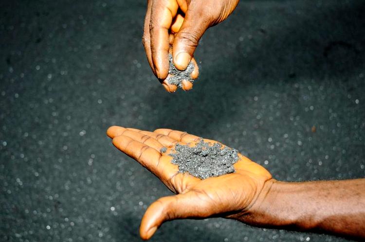 Jernboom. London Minings Marampa-mine i Sierra Leone ahr øget produktionen kraftigtog ventes i år at nå mere end 3,6 millioner ton malm.  Lokale aktivister sige, atdet sker på bekostning af civilbefolkningen. 