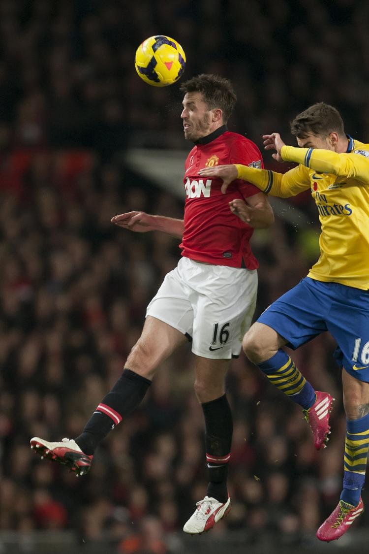 Skadet. Carrick (tv) - her i nærkamp med Arsenals Aaron Ramsey i søndags - har spillet 333 kampe for Man. United. 