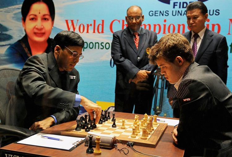 remis. Det fjerde parti i VM-matchen mellem Viswanathan Anand (tv) og Magnus Carlsen blev det bedste hidtil. 
