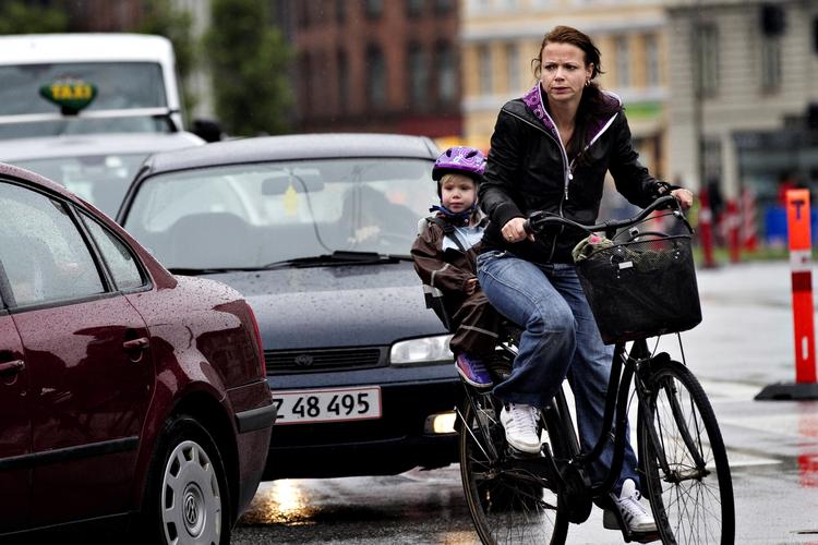 TRAFIKLØSNINGER. To eller fire hjul: Den københavnske trafik er plaget af trængsel - og politisk uenighed om løsningerne. 