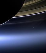 Dette billede fra Cassini-sonden viser Saturn og ringene samt en lille prik lidt til højre for midten. Det er såmænd Jorden, der anes i det fjerne. 