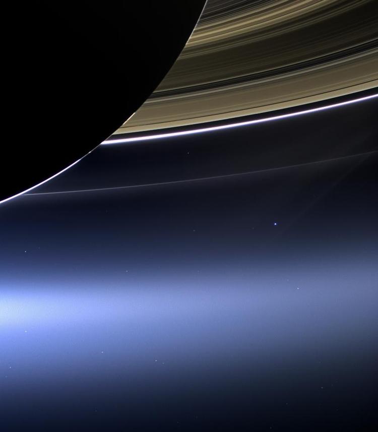 Dette billede fra Cassini-sonden viser Saturn og ringene samt en lille prik lidt til højre for midten. Det er såmænd Jorden, der anes i det fjerne. 