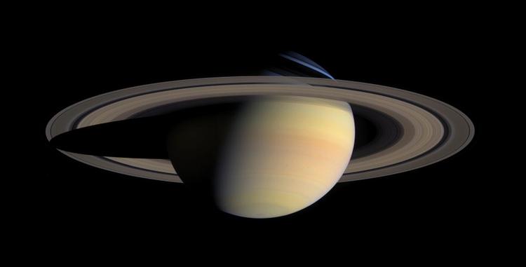Saturns ringe er velkendte i dag. Det var den hollandske astronom Christiaan Huygens, der første gang beskrev fænomentet præcist. Ringene er 270.000 kilometer i diameter, men er højst 100 meter tykke. Planetens samlede ringssystem spænder over i alt 26.000.000 kilometer. 