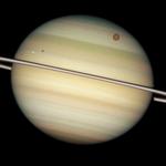 Saturn med sine ringe og måner er her fanget af Hubble-rumteleskobet. 