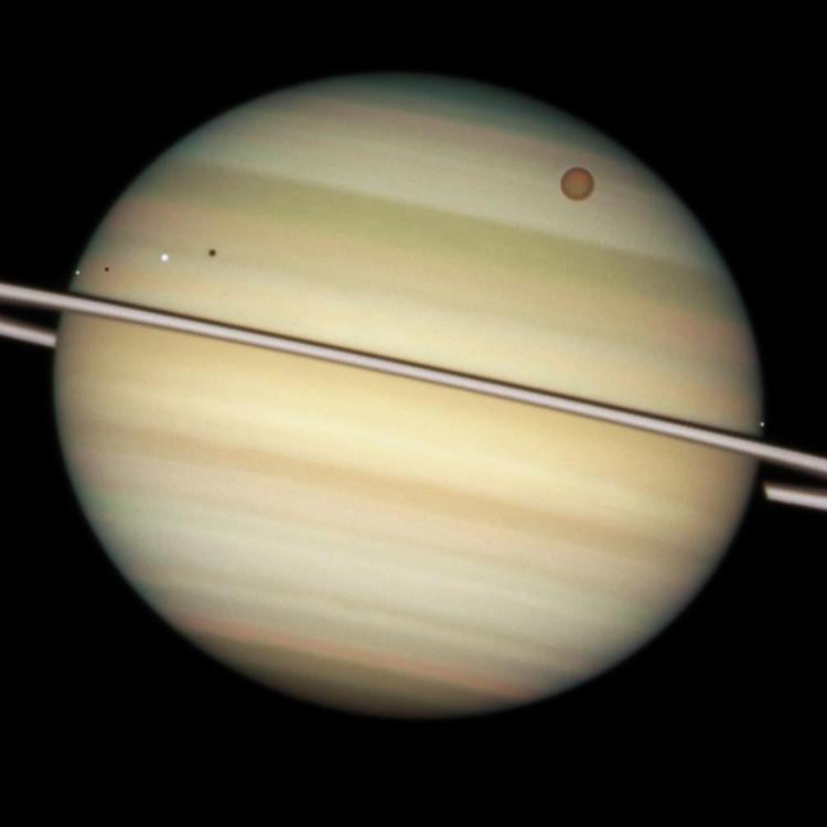 Saturn med sine ringe og måner er her fanget af Hubble-rumteleskobet. 