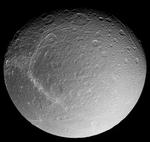 Her ses månen Dione fotograferet af Nasa. Den har en diameter på 1.120 kilometer og består af is og sten. 