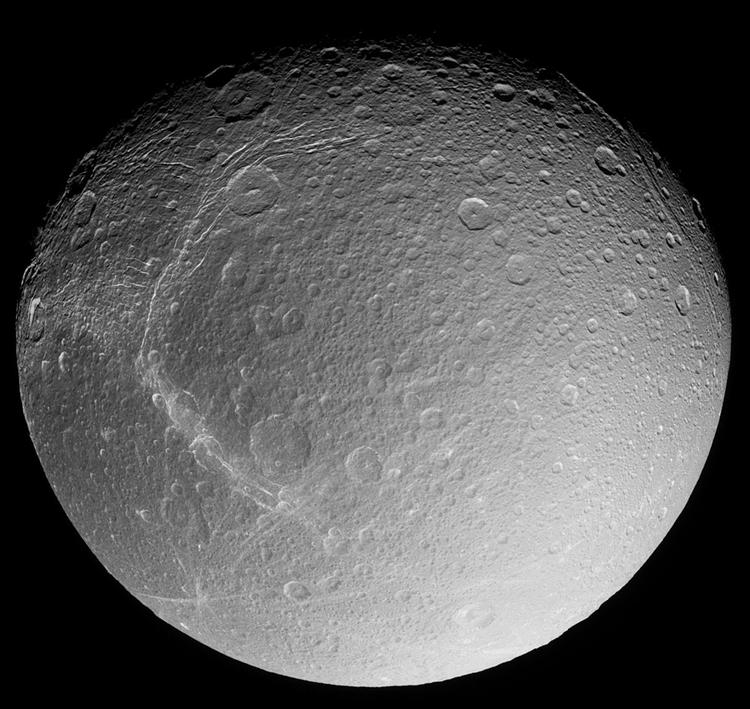 Her ses månen Dione fotograferet af Nasa. Den har en diameter på 1.120 kilometer og består af is og sten. 