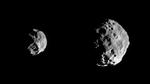 En anden af Saturns mange måner er Phoebe, som her vises fra to vinkler. Den er lille - kun 210 kilometer i diameter - og kredser om Saturn i en afstand af 12.952.000 kilometer. 