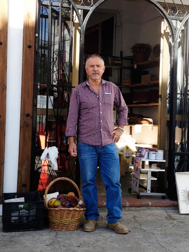 Karriereskift. Sebastian Lopez Lopez har åbnet en butik med genbrugsvarer i Cómpeta. Tidligere var han ejendomsmægler. Foto: Erik Jensen 