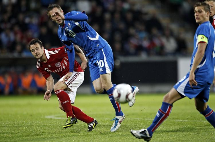 Stjerne. Gylfi Sigurdsson - her i nærkamp med Danmarks Mike Jensen under U21-EM i 2011 - er nu et etableret navn i Premier League. 
