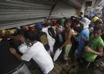 Kaostilstande. Med kun 34 betjente fra den østlige og hårdt ramte Visayas-region, der mødte op på arbejde efter fredagens tyfon, beretter den Filippinske avis The Philippine Star og tusindvis af sultne mennesker, der plyndrer butikker for at få mad. På billedet stormes en lille fødevarebutik i byen Tacloban. 
