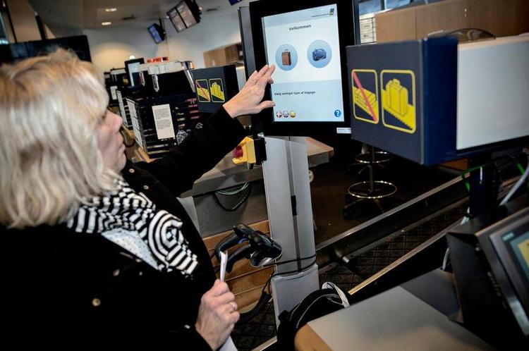 Selvgjort. Tryk et par gange på skærmen, og så kører kufferten ud mod flyet. Den nye selvbetjenings bagagedrop kræver ingen assistance fra lufthavnens personale. 