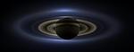 SATURN. Cassinis billede tegner planeten og dens ringe knivskarpt i modlyset fra Solen. 