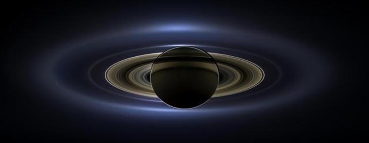 SATURN. Cassinis billede tegner planeten og dens ringe knivskarpt i modlyset fra Solen. 