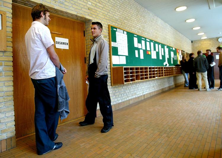 Karakterspekulation. Eksamenssystemet, hvor censor og underviser kender hinanden efter mange års samarbejde, får nu flere eksperter til at protestere. 