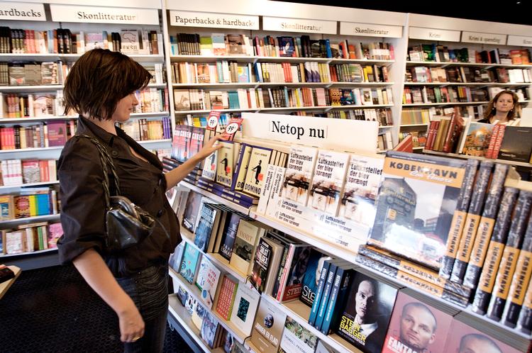 Skøn. Ifølge konsulentfirmaet Incentives rapport sparer forbrugerne årligt 319 mio.kr. på de frie bogpriser, men Boghandlerforeningen er skeptisk overfor Incentives tal. 